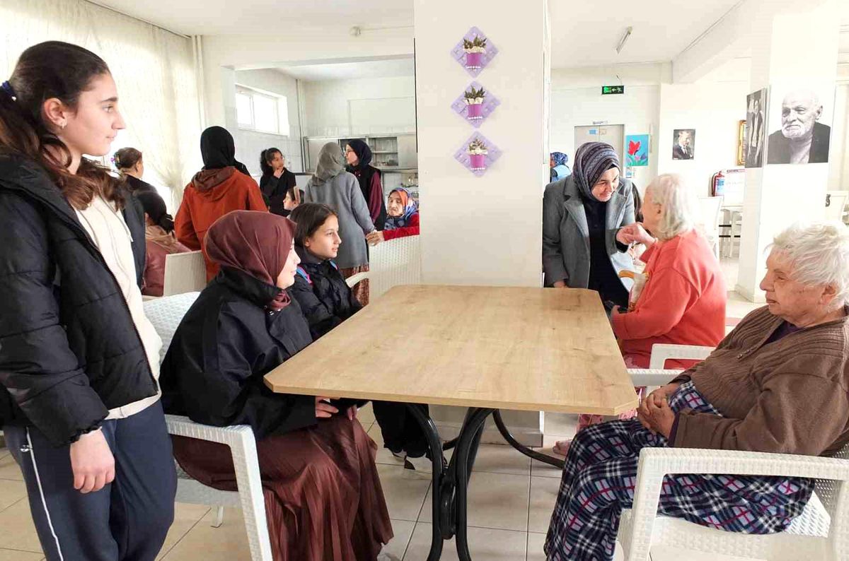 Burhaniye’deki Öğrencilerden Anlamlı Ziyaret: Yaşlıları Sevindirdiler