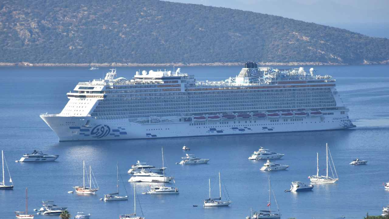 Istanbuldan geldi aksam girit adasina gidecek binlerce turist ilceye akin etti LdFpCAyN