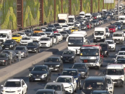 Kirmizi isiklarda yeni donem trafikte milyonlari ilgilendiren duzenleme XSP59GP8