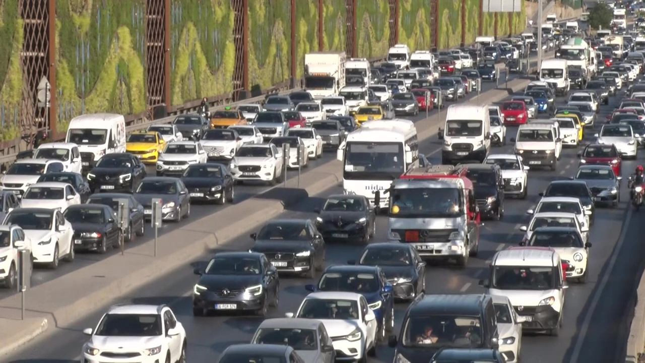 Kirmizi isiklarda yeni donem trafikte milyonlari ilgilendiren duzenleme XSP59GP8
